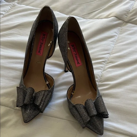 Betsey Johnson Silver Bow Heels - Picture 1 of 3